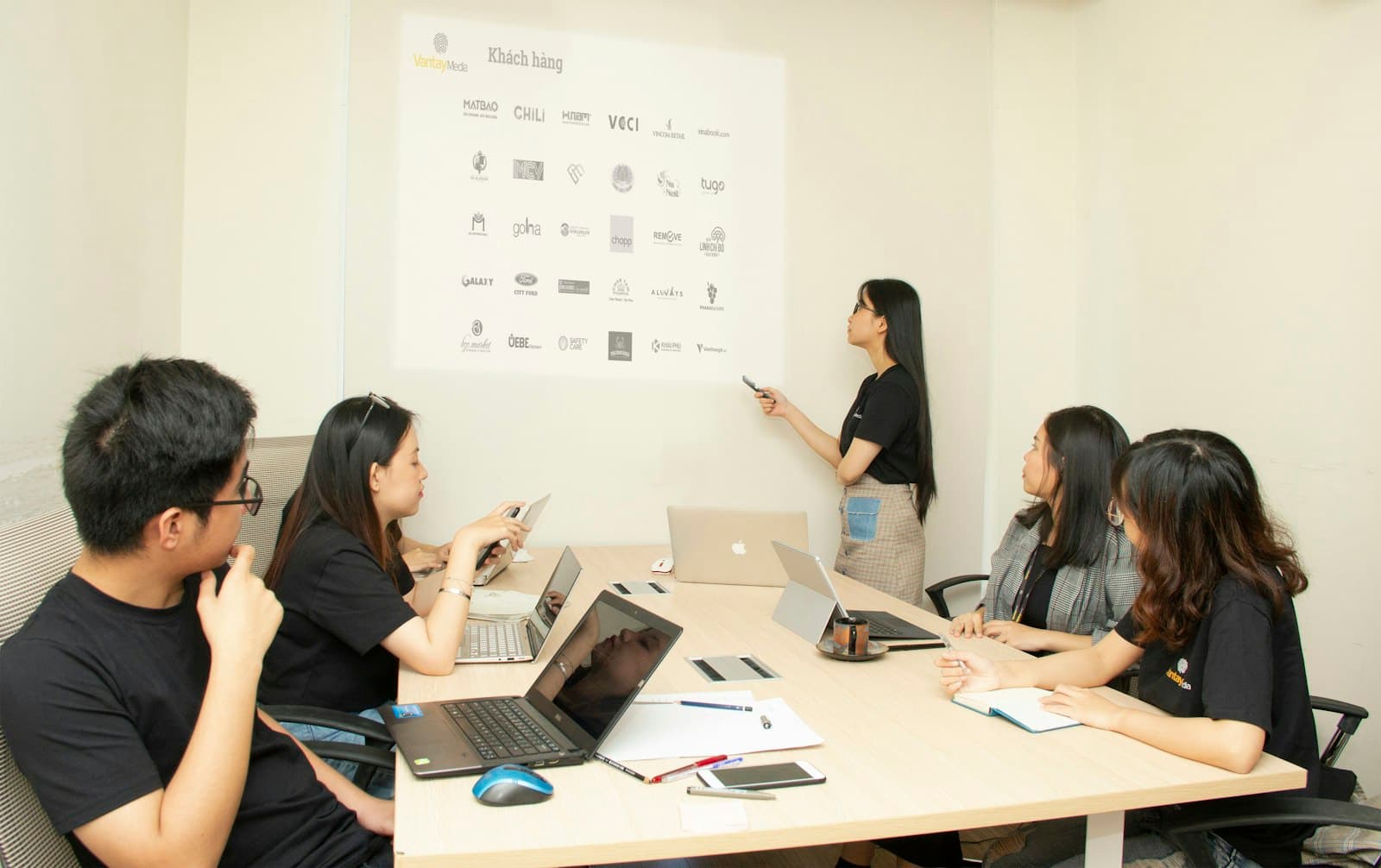 A team session around a projected presentation